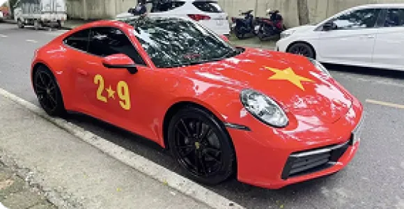 Chủ xe Porsche 911 992 lên bộ áo cờ đỏ sao vàng đẹp mắt nhân dịp kỷ niệm 80 năm Quốc khánh 2/9