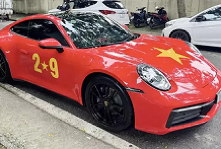 Chủ xe Porsche 911 992 lên bộ áo cờ đỏ sao vàng đẹp mắt nhân dịp kỷ niệm 80 năm Quốc khánh 2/9